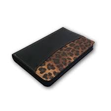 Biblia Compacta con Cierre Diseño Leopardo Símil Piel